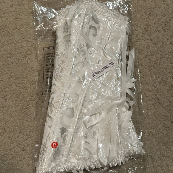 New in packaging- Medium Size Women’s 2pc bustle with G-string bottoms. - Picture 6 of 6